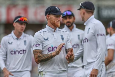 İngiltere 'den Ben Stokes, 20 Temmuz 2024' te İngiltere 'nin Nottingham, Trent Köprüsü' nde yapılan Rothesay Test Maçı 'nda takım arkadaşlarını alkışlıyor.