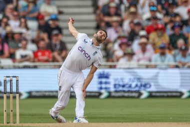 İngiltere 'den Mark Wood topu Rothesay Test Maçı' nın dördüncü gününde Trent Bridge, Nottingham, İngiltere 'de oynanan Batı Hint Adaları maçında veriyor.