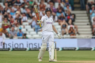 İngiltere 'den Harry Brook, İngiltere' nin Trent Bridge, Nottingham, İngiltere 'de düzenlenen Rothesay Test Maçı' nda (50 koşu) yarım yüzyıl (50 koşu) kutluyor.