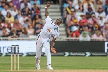 Batı Hint Adaları 'ndan Alzarri Joseph, Rothesay Test Maçı' nda topu veriyor. 20 Temmuz 2024 Trent Bridge, Nottingham, İngiltere 'de Batı Hint Adaları' na karşı üç İngiltere maçı.