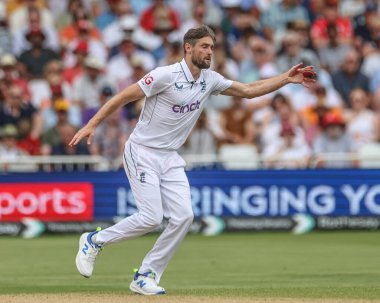 İngiltere 'den Chris Woakes topu Batı Hint Adaları' ndan Alzarri Joseph 'e atıyor. Rothesay Test Maçı' nın üçüncü gününde İngiltere, Batı Hint Adaları 'na karşı Trent Bridge, Nottingham, İngiltere, 20 Temmuz 2024