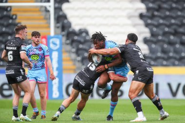 Wigan Warriors 'dan Junior Nsemba, Hull FC' den Jordan Lane ve Hull FC 'den Herman Eseese tarafından 20 Temmuz 2024' te MKM Stadyumu 'nda oynanan Betfred Süper Ligi karşılaşmasında yenildi.