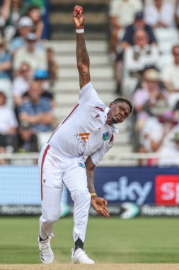 Batı Hint Adaları 'ndan Alzarri Joseph topu Rothesay Test Maçı' nın dördüncü gününde İngiltere, Trent Bridge, Nottingham 'da Batı Hint Adaları' na karşı 21 Temmuz 2024 maçında veriyor.