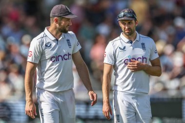 İngiltere 'den Chris Woakes, İngiltere' den Mark Wood 'a sesleniyor. 2. Rothesay Test Maçı' nda İngiltere, Trent Bridge, Nottingham, Birleşik Krallık 'ta 2.