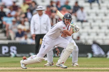 İngiltere 'den Jamie Smith, 21 Temmuz 2024' te İngiltere 'nin Trent Bridge, Nottingham, İngiltere' deki Batı Hint Adaları maçında Rothesay Test Maçı 'nda iki koşu yaptı.