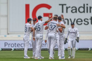 İngiltere 'den Mark Wood ve İngiltere' den Gus Atkinson, 20 Temmuz 2024 'te Trent Bridge, Nottingham, Birleşik Krallık' ta oynanan Rothesay Test Maçı 'nda Kevin Sinclair' in kalesini kutluyorlar.