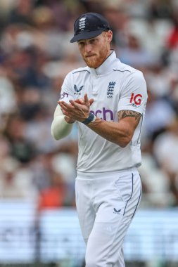 İngiliz Ben Stokes, İngiltere 'nin Nottingham kentindeki Trent Bridge' de oynanan dördüncü maç olan Rothesay Test Maçı 'nda takım arkadaşlarını alkışlıyor.
