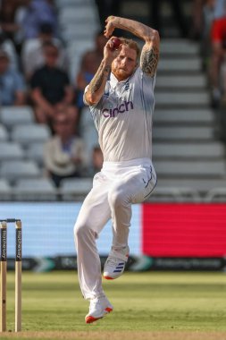 İngiltere 'den Ben Stokes topu 2. Rothesay Deneme Maçı' nda, İngiltere 'nin Batı Hint Adaları' na karşı Trent Bridge, Nottingham, İngiltere 'de 19 Temmuz 2024' te veriyor.