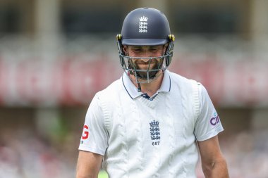 İngiltere 'den Chris Woakes, Batı Hint Adaları' ndan Jason Holder 'a Rothesay Test Maçı' nın dördüncü gününde Trent Bridge, Nottingham, İngiltere 'de Batı Hint Adaları' na karşı oynanan maçta yakalandıktan sonra sahadan ayrıldı.