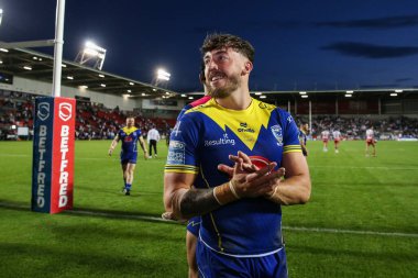 Warrington Wolves 'tan Matty Ashton, 19 Temmuz 2024' te St. Helens - Wicked Stadyumu, St Helens - Warrington Wolves maçından sonra gezgin taraftarları alkışlıyor.