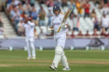 İngiltere 'den Joe Root, İngiltere' nin Trent Bridge, Nottingham, 21 Temmuz 2024 'te oynadığı Rothesay Test Maçı' nda (50 koşu) yarım yüzyıl (50 koşu) kutluyor.