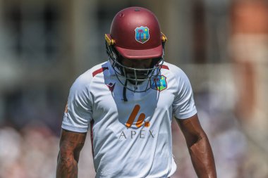 Batı Hint Adaları 'ndan Kirk McKenzie İngiltere' den Ben Stokes tarafından İngiltere 'nin Trent Bridge, Nottingham, Birleşik Krallık' ta oynanan 2. Rothesay Test Maçı 'nda yakalandıktan sonra sahadan ayrıldı.