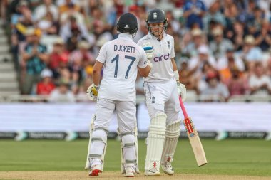 İngiltere 'den Ben Duckett, Rothesay Test Maçı sırasında İngiltere' nin Batı Hint Adaları 'na karşı Trent Köprüsü, Nottingham, İngiltere, 20 Temmuz 2024' te aldığı yarım yüzyıl sonunda İngiltere 'den Ollie Pope ile tokalaşıyor.