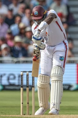 Batı Hint Adaları 'ndan Jason Holder, İngiltere' nin Trent Bridge, Nottingham, İngiltere 'de oynadığı dördüncü maç olan Rothesay Test Maçı' nda bir koşu için topa vuruyor.