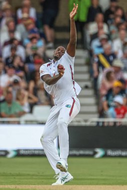 Batı Hint Adaları 'ndan Jason Holder, Rothesay Test Maçı' nda topu veriyor. İngiltere, Trent Bridge, Nottingham, İngiltere 'de Batı Hint Adaları' na karşı üç gün, 20 Temmuz 2024.