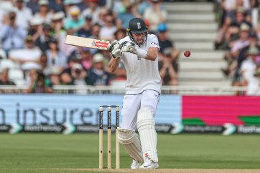 İngiliz Gus Atkinson, İngiltere 'nin Trent Bridge, Nottingham, İngiltere' de oynadığı dördüncü maç olan Rothesay Test Maçı 'nda topla karşı karşıya.