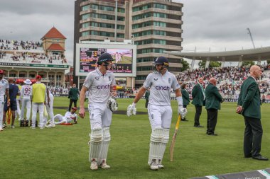 İngiltere 'den Joe Root ve İngiltere' den Harry Brook, Rothesay Test Maçı 'nın üçüncü gününde Trent Bridge, Nottingham, İngiltere' de Batı Hint Adaları 'na karşı 20 Temmuz 2024' te sahadan ayrıldılar.