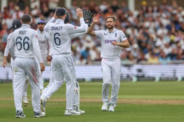 İngiltere 'den Chris Woakes, 20 Temmuz 2024' te İngiltere 'nin Nottingham, İngiltere' deki Trent Köprüsü 'nde oynanan Rothesay Test Maçı' nda Batı Hint Adaları 'ndan Jayden Seales' in kalesini kutluyor.