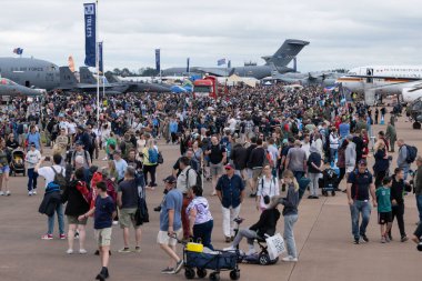Royal International Air Tattoo 2024 tarihli RAF Fairford, Cirencester, Birleşik Krallık, 20 Temmuz 2024 'te statik gösteri alanında yürüyen kalabalıkların genel bir görüntüsü.
