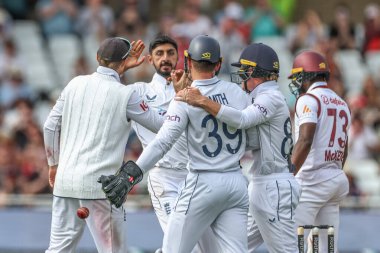 İngiltere 'den Shoaib Bashir, 21 Temmuz 2024' te İngiltere 'nin Trent Bridge, Nottingham, İngiltere' de oynadığı Rothesay Test Maçı 'nda Batı Hint Adaları' na karşı oynanan dördüncü maçta Batı Hint Adaları 'ndan Kirk McKenzie' nin kalesini kutluyor.