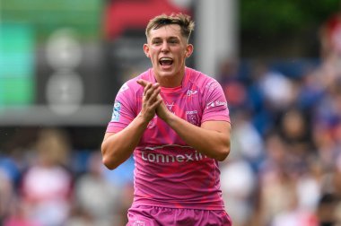 Hull KR takımından Jack Broadbent, 20 Temmuz 202 'de Headingley Stadyumu' nda oynanan 18. Betfred Süper Lig karşılaşmasında takım arkadaşlarını cesaretlendiriyor.