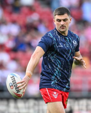 St. Helens 'den Lewis Dodd, 19 Temmuz 2024' te St Helens - Warrington Wolves maçında oynanan Betfred Süper Lig 18. Raundu öncesi ısınma maçında St Helens - All Wicked Stadyumu, St Helens, İngiltere