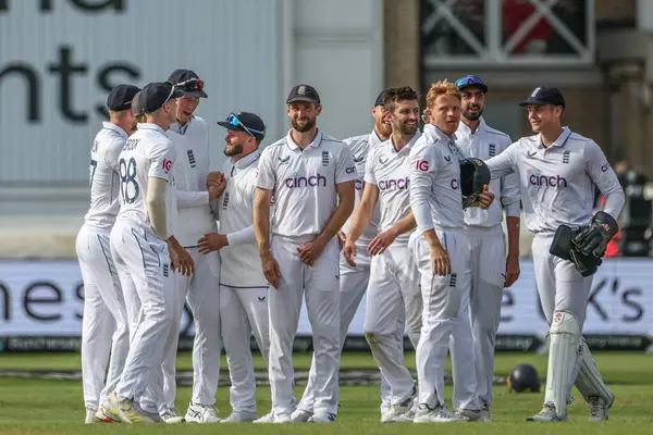 İngiliz oyuncular, İngiltere 'nin Trent Bridge, Nottingham, İngiltere' de oynanan dördüncü maç olan Rothesay Test Maçı 'nda Batı Hint Adaları' ndan Kevin Sinclair 'in kalesini kutluyorlar.