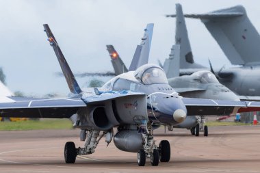 McDonnell Douglas CF-188A Hornet of 425 TACTICAL FIGHTER SQUADRON / CF-18 DEMO TEAM Kanada Kraliyet Hava Kuvvetleri taksileri RAF Fairford, Cirencester, 22 Temmuz 2024 'te Royal International Air Tattoo 2024 kalkış günü iptal edildi.