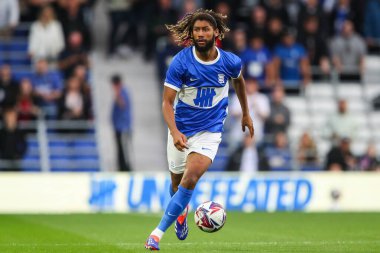 Birmingham City 'den Dion Sanderson, Birmingham City' nin 24 Temmuz 2024 'te St Andrews, Birmingham, İngiltere' de Rangers 'a karşı oynadığı ön sezon dostluk maçında topa devam ediyor.