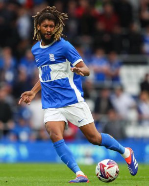Birmingham City 'den Dion Sanderson, Birmingham City' nin 24 Temmuz 2024 'te St Andrews, Birmingham' da Rangers 'a karşı oynadığı ön sezon dostluk maçında pas attı.