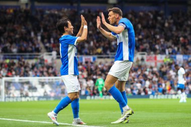 Birmingham City 'den Krystian Bielik, Birmingham City' nin 24 Temmuz 2024 'te St Andrews, Birmingham, İngiltere' de Rangers 'a karşı oynadığı ön sezon dostluk maçında 1-0 kazanma hedefini kutluyor.