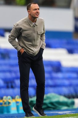 Birmingham City 'nin Chris Davies teknik direktörü Birmingham City' nin 24 Temmuz 2024 'te St Andrews, Birmingham' da Rangers 'a karşı oynadığı maç sırasında