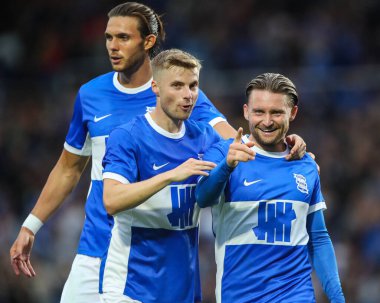 Birmingham City 'den Alfie May, Birmingham City' nin 24 Temmuz 2024 'te St Andrews, Birmingham, İngiltere' de Rangers 'a karşı oynadığı ön sezon dostluk maçında 2-0 kazanma hedefini kutluyor.