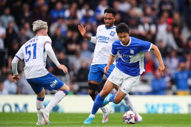 Birmingham City 'den Koji Miyoshi, 24 Temmuz 2024' te Birmingham City 'nin St Andrews, Birmingham, İngiltere' de Rangers 'a karşı oynadığı ön sezon dostluk maçı sırasında Rangers' dan Danilo 'ya faul yaptı.