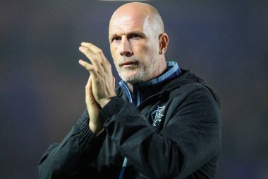 Rangers 'ın Philippe Clement teknik direktörü, Birmingham City' nin 24 Temmuz 2024 'te St Andrews, Birmingham, İngiltere' de Rangers 'a karşı oynadığı ön sezon dostluk maçı sonrasında gezgin taraftarları alkışlıyor.