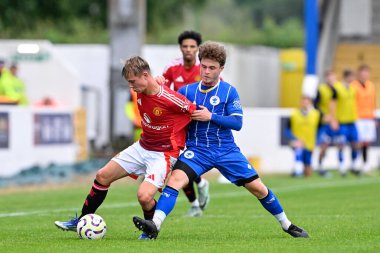 Manchester United 'dan Daniel Armer ve Chester' dan Iwan Murray 24 Temmuz 2024 'te Chester-Manchester United' a karşı Deva Stadyumu 'nda oynanan ön sezon dostluk maçı sırasında top için mücadele ettiler.