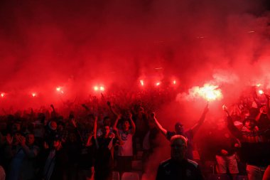 24 Temmuz 2024 'te Birmingham City' nin St Andrews, Birmingham, Birleşik Krallık 'ta Rangers' a karşı oynadığı sezon öncesi hazırlık maçında Rangers taraftarları havai fişek kullandılar.