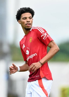 Manchester United takımından Ethan Williams 24 Temmuz 2024 'te Chester-Manchester United maçında Deva Stadyumu' nda karşı karşıya geldi.