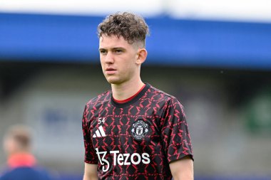 Manchester United takımından Louis Jackson 24 Temmuz 2024 'te Chester-Manchester United' a karşı Deva Stadyumu 'nda oynanan maç öncesinde ısınıyor.
