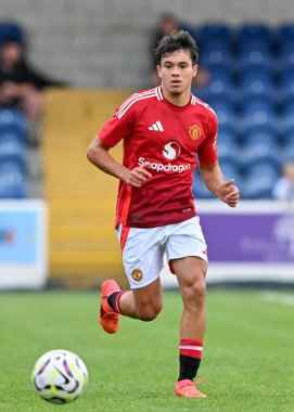 Manchester United takımından Gabriele Biancheri 24 Temmuz 2024 'te Chester-Manchester United maçında topu takip ediyor.