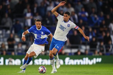 Rangers takımından Leon Balogun, Birmingham City 'nin 24 Temmuz 2024' te St Andrews, Birmingham, Birmingham 'da Rangers' a karşı oynadığı ön sezon dostluk maçında topla birlikte ilerliyor.