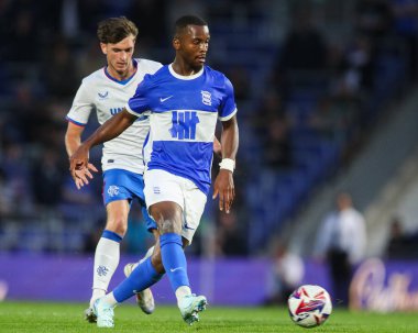 Birmingham City 'den Ethan Laird, Birmingham City' nin 24 Temmuz 2024 'te St Andrews, Birmingham' da Rangers 'a karşı oynadığı ön sezon dostluk maçında pas attı.