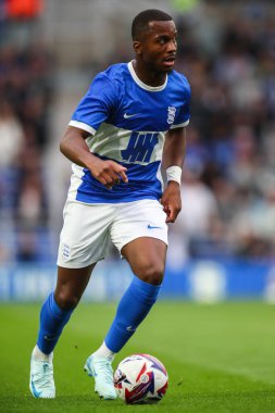 Birmingham City 'den Ethan Laird, Birmingham City' nin 24 Temmuz 2024 'te St Andrews, Birmingham, İngiltere' de Rangers 'a karşı oynadığı ön sezon dostluk maçında topla ilerliyor.