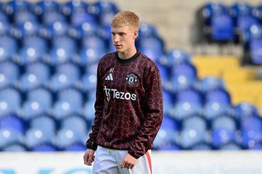 Manchester United 'dan Zach Baumann, 24 Temmuz 2024' te Chester-Manchester United maçının öncesinde Deva Stadyumu 'nda Manchester United' a karşı ısınıyor.