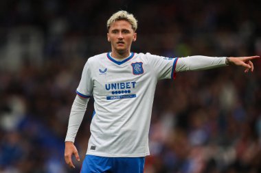 Rangers 'dan Alex Lowry 24 Temmuz 2024' te Birmingham City 'nin St Andrews, Birmingham, İngiltere' deki Rangers maçında takım arkadaşlarına talimat veriyor.