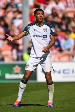 Sunderland 'dan Jobe Bellingham, İngiltere' nin Blackpool şehrindeki Bloomfield Road 'da oynanan Blackpool-Sunderland maçında takımına talimatlar veriyor.