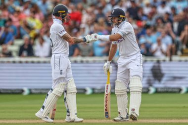 İngiltere 'den Ben Stokes, Rothesay Test Maçı' nın ikinci günü İngiltere ile Batı Hint Adaları arasındaki Edgbaston, Birmingham, Birleşik Krallık 'ta 27 Temmuz 2024' te oynanan karşılaşmada Root 'un dört vuruşu sonrasında İngiltere' den Joe Root 'u yumrukladı.