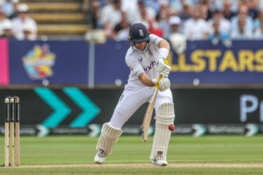 İngiltere 'den Joe Root, 27 Temmuz 2024' te Birmingham, İngiltere 'nin Edgbaston kentinde oynanan Rothesay Test Maçı' nın ikinci gününde bir atış yaptı.