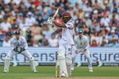 Batı Hint Adaları 'ndan Alick Athanaze, İngiltere' nin Edgbaston, Birmingham, Birleşik Krallık, 26 Temmuz 2024 'te oynadığı 3. Rothesay Test Maçı' nda topu kendi topuna fırlattı.