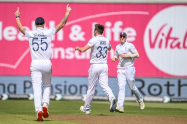 İngiltere Mark Wood, İngiltere 'nin Edgbaston, Birmingham, Birleşik Krallık' ta oynanan 3. Rothesay Test Maçı 'nda Batı Hint Adaları' na karşı Batı Hint Adaları 'nda Batı Hint Adaları' ndan Alzarri Joseph 'in kalesini kutluyor.